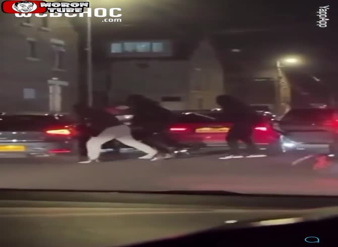 Video: Attack with a machete next to a takeout establishment